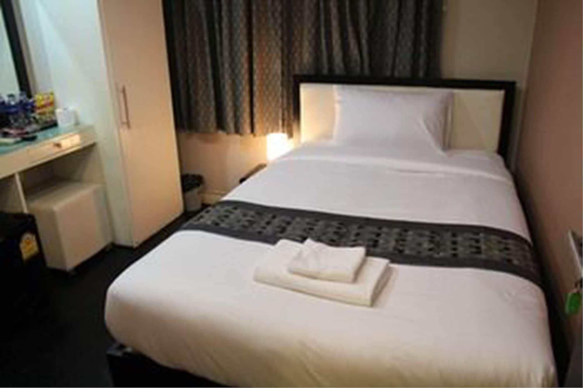 V30 Sukhumvit Hotel Bangkok Exterior photo