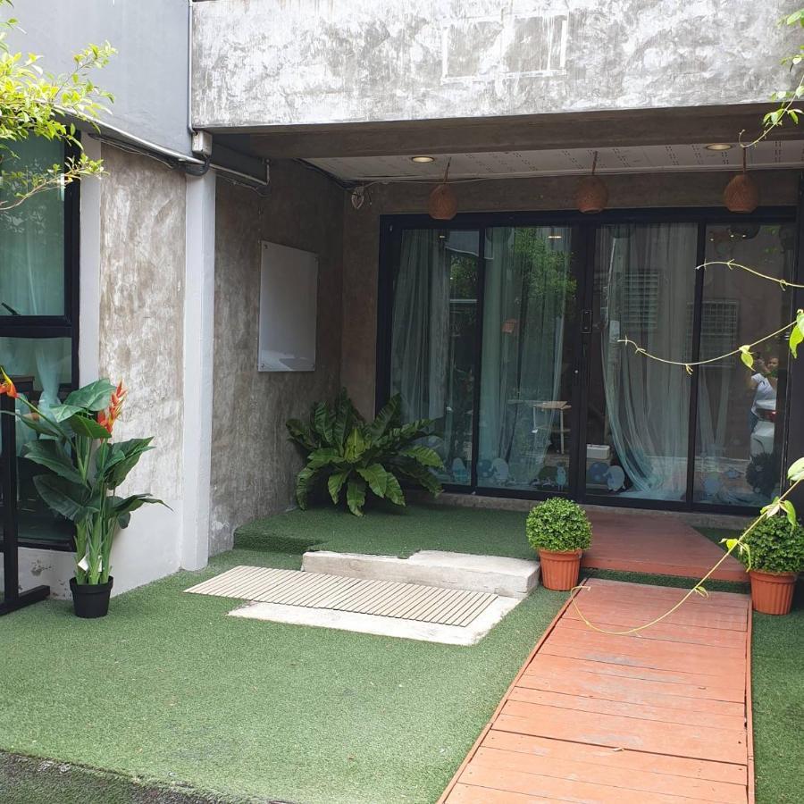 V30 Sukhumvit Hotel Bangkok Exterior photo