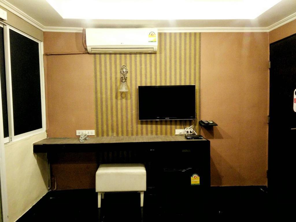 V30 Sukhumvit Hotel Bangkok Exterior photo