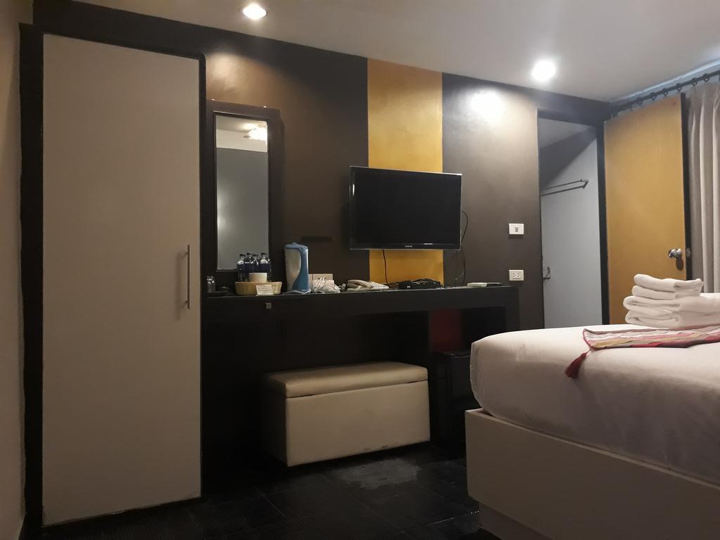 V30 Sukhumvit Hotel Bangkok Exterior photo
