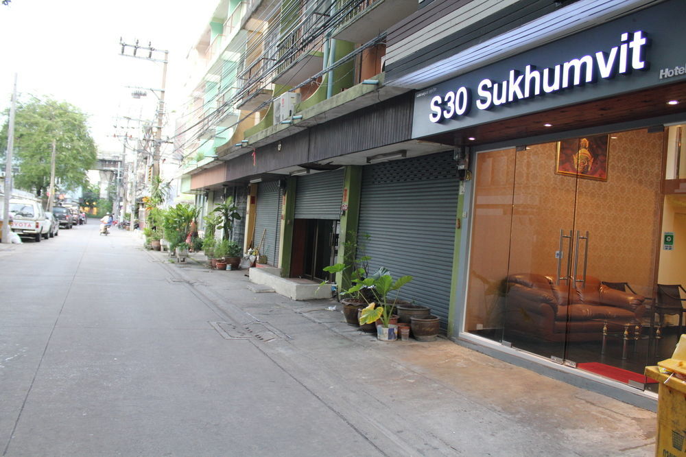 V30 Sukhumvit Hotel Bangkok Exterior photo